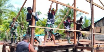 Gotong Royong Satgas TMMD dan Warga, Rangka Rumah Bapak Niko Makare Mulai Terpasang