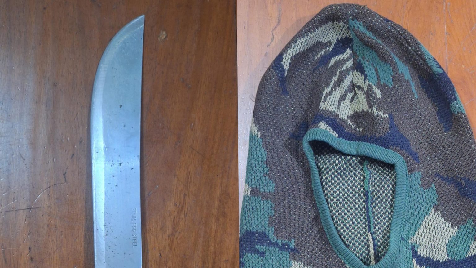 Barang Bukti sebilah parang yang digunakan pelaku, serta sebuah topeng loreng yang diduga digunakan saat beraksi. (Foto: Istimewa)