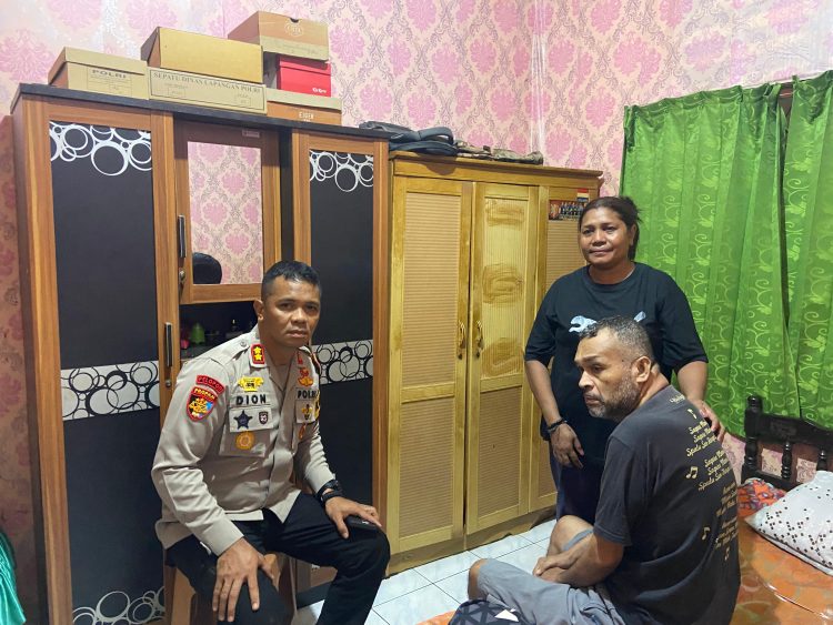 Kapolres Jayapura AKBP Dionisius V. D. P. Helan, di dampingi Kapolsek Sentani Kota AKP Sunardi, melaksanakan kunjungan kepada salah satu personel yang tengah mengalami sakit menahun. (Foto: Istimewa)