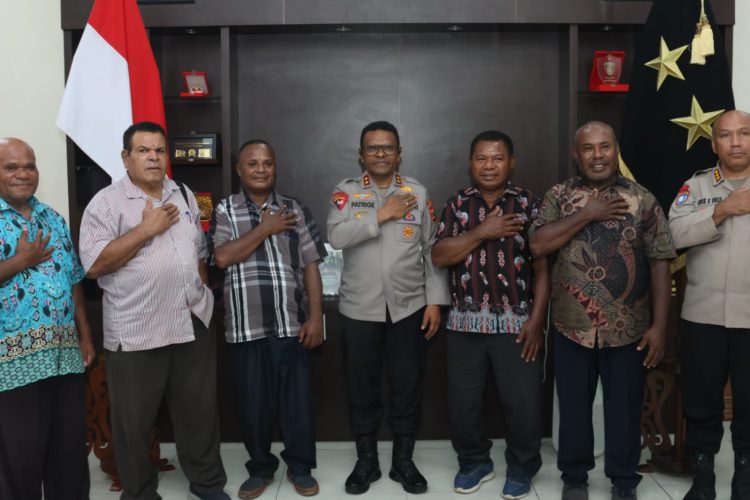Dalam audiensi tersebut, Ondofolo Yobeh, Bernard Sokoy menyampaikan apresiasi atas bantuan sosial yang telah diberikan Polda Papua . (Foto: Istimewa)