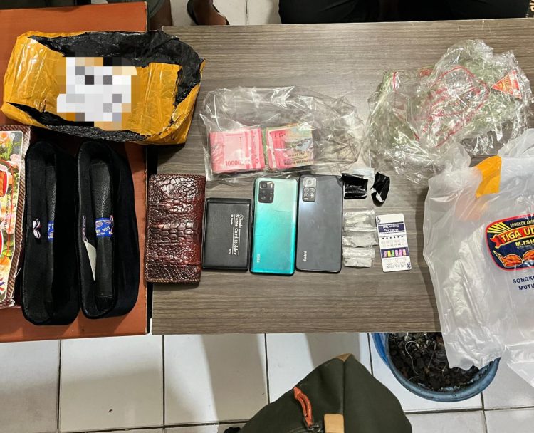 Barang bukti berupa tiga plastik kliper berisi narkotika jenis sabu dengan berat total sekitar 6,48 gram. (Foto: Istimewa)