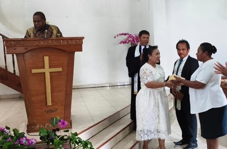 Bupati Mamberamo Tengah, Bapak Yonas Kenelak bersama istri, Ny. Ponso Wahyu Putri Utami Kenelak saat menyerahkan bantuan. (Foto: Cornelia Mudumi)