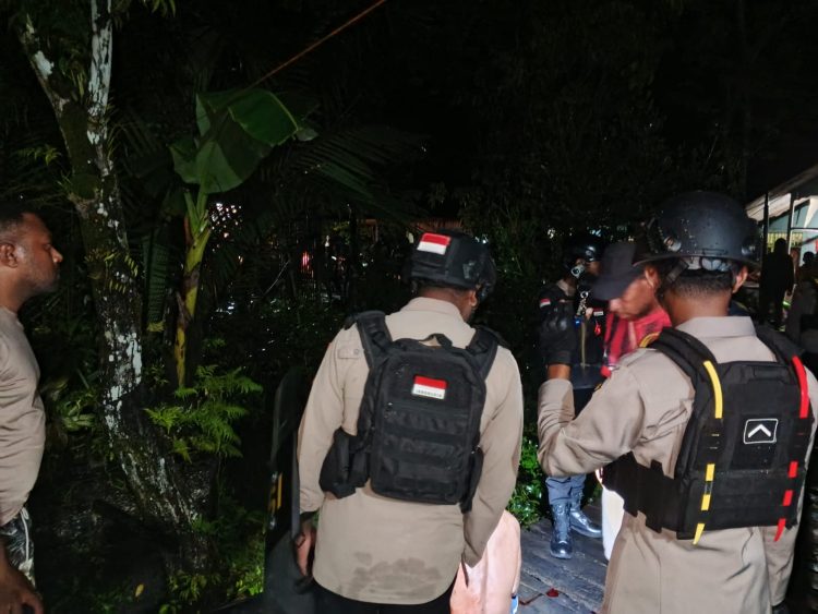 Tim tiba di lokasi kejadian dan langsung mengevakuasi keduanya ke Rumah Sakit. (Foto: Istimewa)