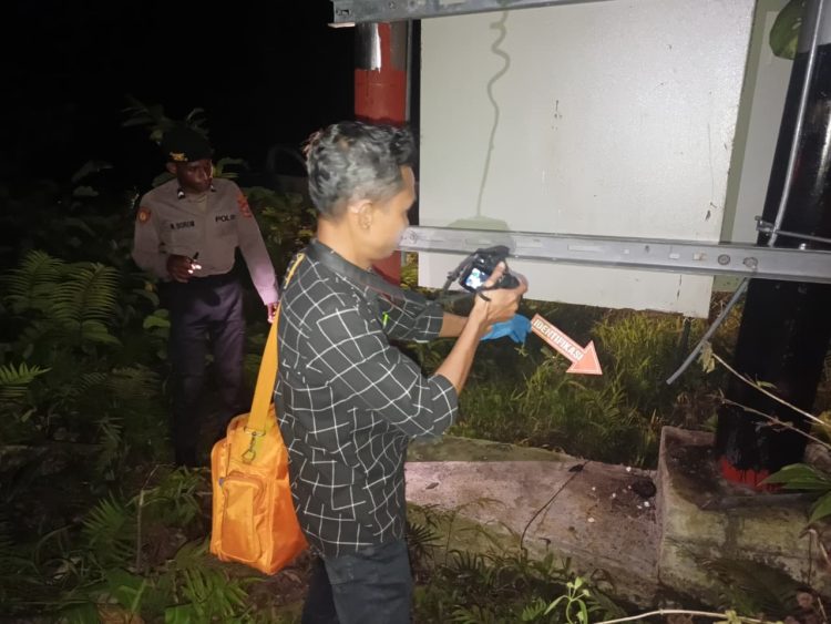 Unit Identifikasi Polres Sarmi saat melakukan olah TKP dan pemeriksaan di sekitar lokasi kejadian. (Foto: Istimewa)