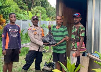 Menyentuh! Polisi Door to Door Bantu Warga Terdampak Banjir di Sentani
