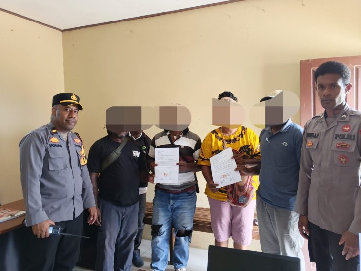 Berujung Damai, Konflik Keluarga Diselesaikan di Honai Papeda