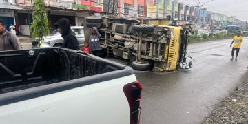 Laka Tunggal di Depan Stadion Barnabas Youwe, 19 Penumpang Terluka