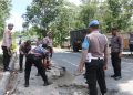 Aksi Nyata Polisi, Jalan Berlubang di Gunung Merah Ditambal
