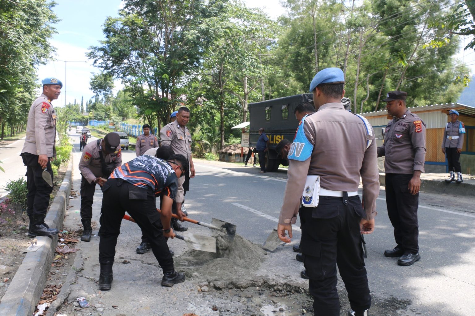 Polres Jayapura Tambal Jalan Berlubang di Turunan Gunung Merah. (Foto: Istimewa)