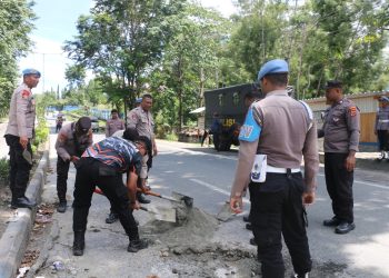 Aksi Nyata Polisi, Jalan Berlubang di Gunung Merah Ditambal