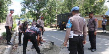 Aksi Nyata Polisi, Jalan Berlubang di Gunung Merah Ditambal
