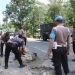 Aksi Nyata Polisi, Jalan Berlubang di Gunung Merah Ditambal