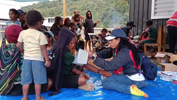 Aksi pengobatan massal dan pelayanan kesehatan bagi warga pengungsi yang terdampak konflik militer. (Foto: Istimewa)