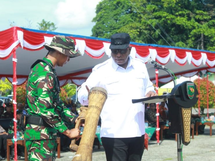 Bupati Mimika, Johannes Rettob saat membuka TMMD ke-128 yang ditandai penabuhan tifa. (Foto: Nathan Making)