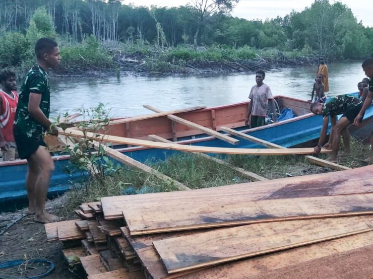 Pendistribusian material dilakukan secara bertahap menuju lokasi sasaran TMMD. (Foto: Nathan Making)