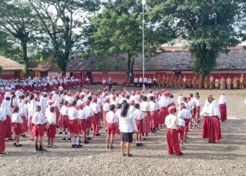 Tanamkan Semangat Belajar, Wakapolsek Miru Motivasi Siswa SD di Timika