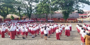 Tanamkan Semangat Belajar, Wakapolsek Miru Motivasi Siswa SD di Timika