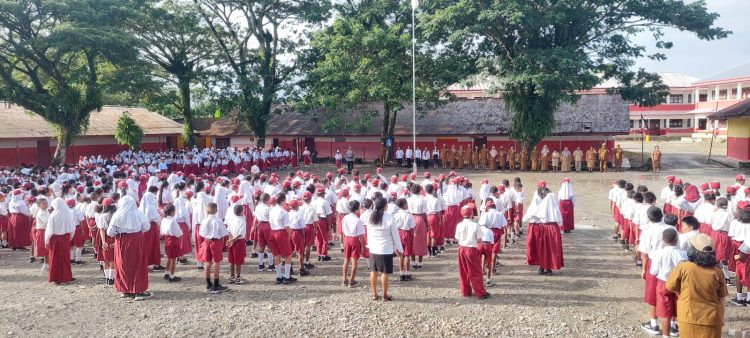 Upacara rutin hari Senin di Sekolah Dasar Inpres Timika IV Kelurahan Wonosari Jaya distrik wania Kabupaten Mimika. (Foto: Istimewa)