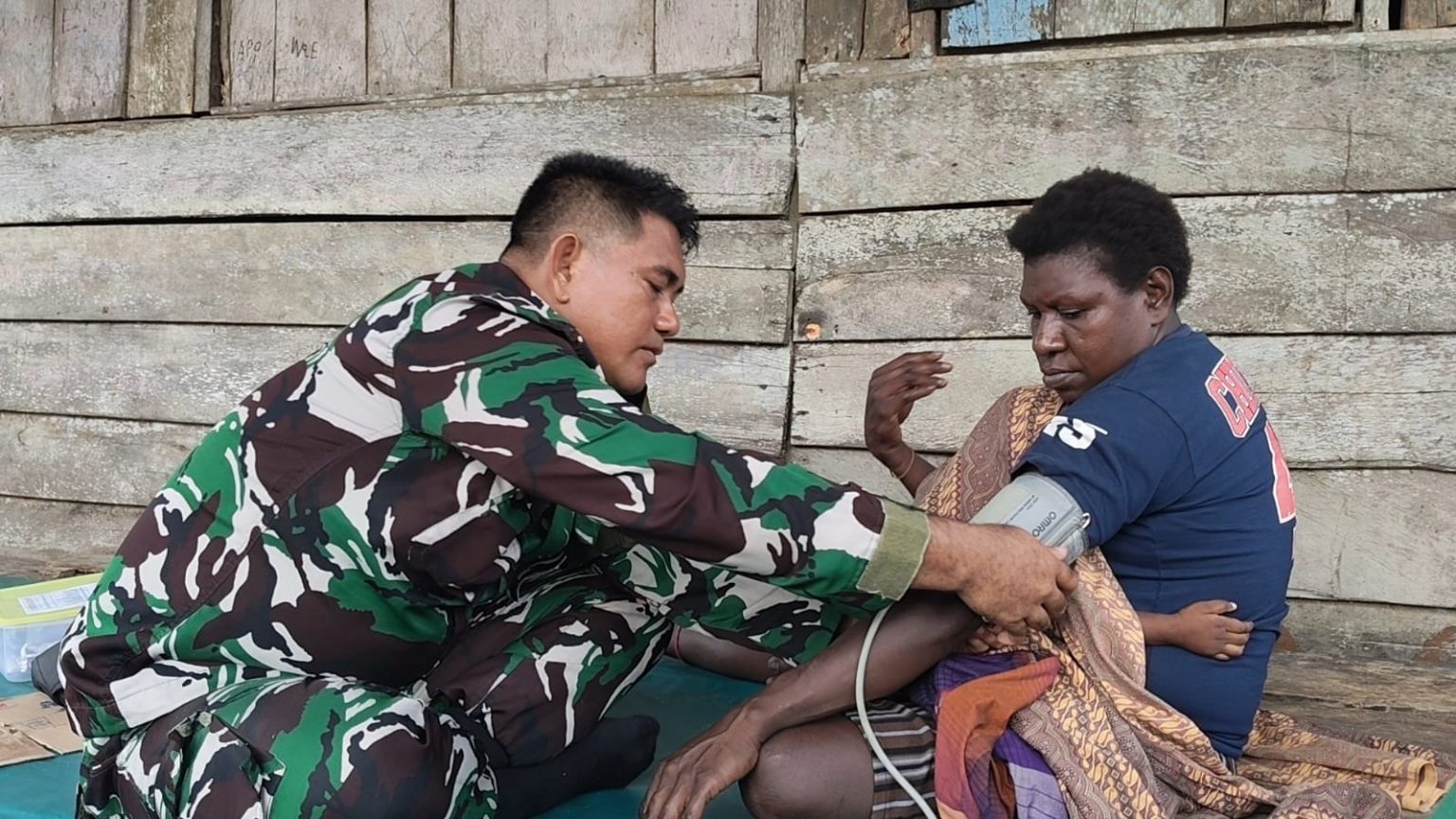 Ibu Modesta Akarepia Tersenyum, Satgas TMMD Kodim 1710/Mimika Hadirkan Layanan Kesehatan. (Foto: Istimewa)