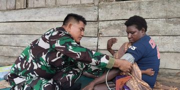 Senyum Bahagia Ibu Modesta Akarepia Usai Dapat Layanan Kesehatan dari Satgas TMMD Kodim 1710/Mimika