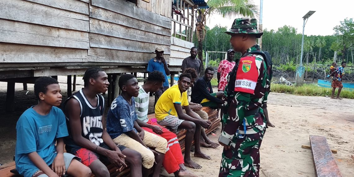 Kapten Kav Bambang Rudianto Sapa Warga, Bangun Keakraban di Lokasi TMMD. (Foto: Istimewa)