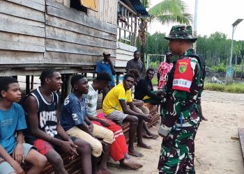 Hangat dan Akrab, Danki Satgas TMMD Mimika Dialog Santai dengan Warga Keakwa