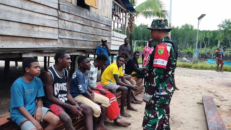 Kapten Kav Bambang Rudianto Sapa Warga, Bangun Keakraban di Lokasi TMMD. (Foto: Istimewa)