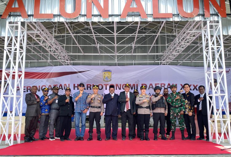 Foto bersama usai Upacara Hari OTDA 2026 di Kabupaten Puncak. (Foto: Istimewa)