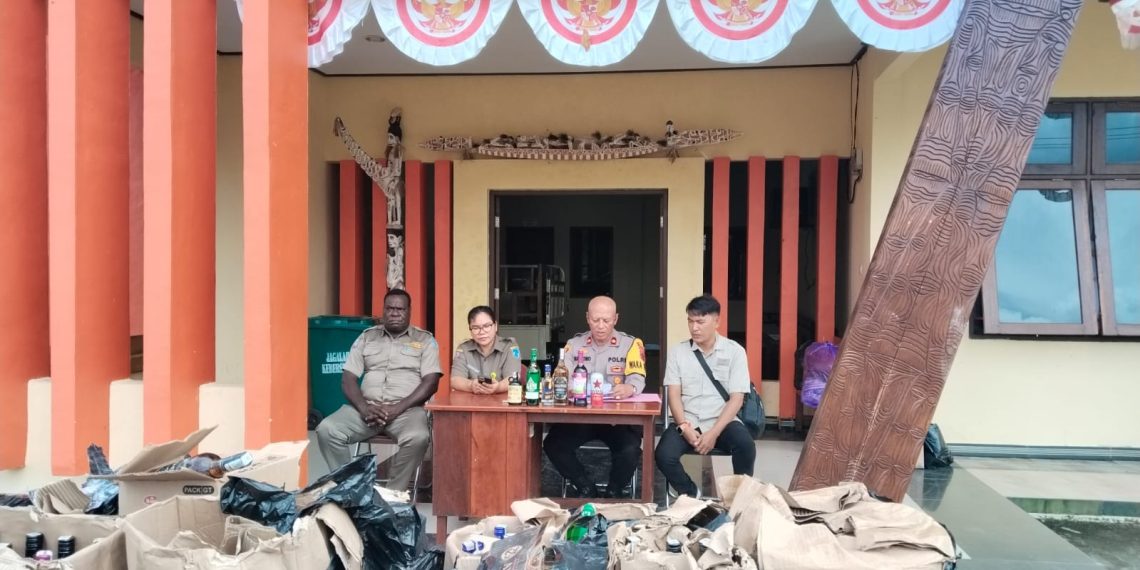 Kolaborasi Penegakan Perda, Polisi Serahkan Penjual Miras ke Satpol PP. (Foto: Istimewa)