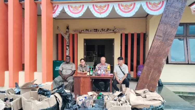 Kolaborasi Penegakan Perda, Polisi Serahkan Penjual Miras ke Satpol PP. (Foto: Istimewa)