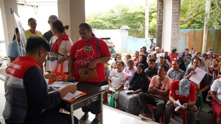 Kegiatan Pasar Murah yang ditujukan pada 1.000 warga di wilayah Wayame dan Rumahtiga, Ambon. (Foto: Istimewa)