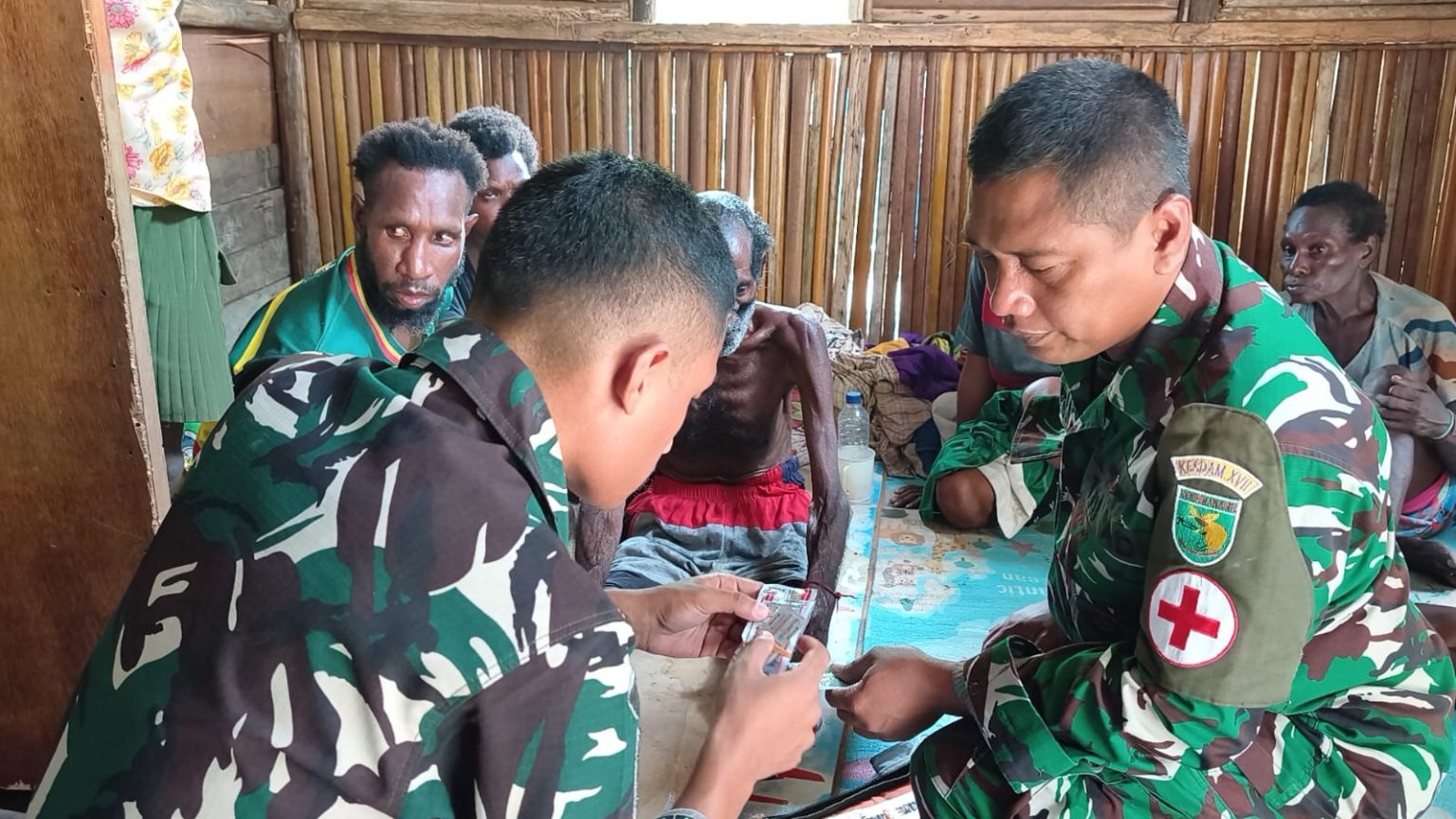 Satgas TMMD ke-128 Kodim 1710/Mimika memberikan pemeriksaan dan pelayanan kesehatan. (Foto: Istimewa)