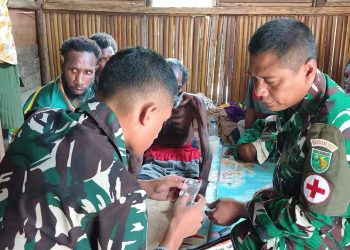 Tim Kesehatan Satgas TMMD Gerak Cepat Layani Warga yang Sakit