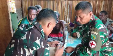 Tim Kesehatan Satgas TMMD Gerak Cepat Layani Warga yang Sakit