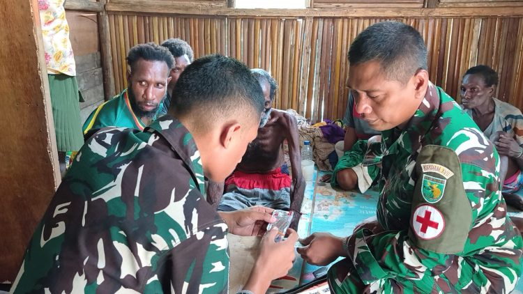 Satgas TMMD ke-128 Kodim 1710/Mimika memberikan pemeriksaan dan pelayanan kesehatan. (Foto: Istimewa)