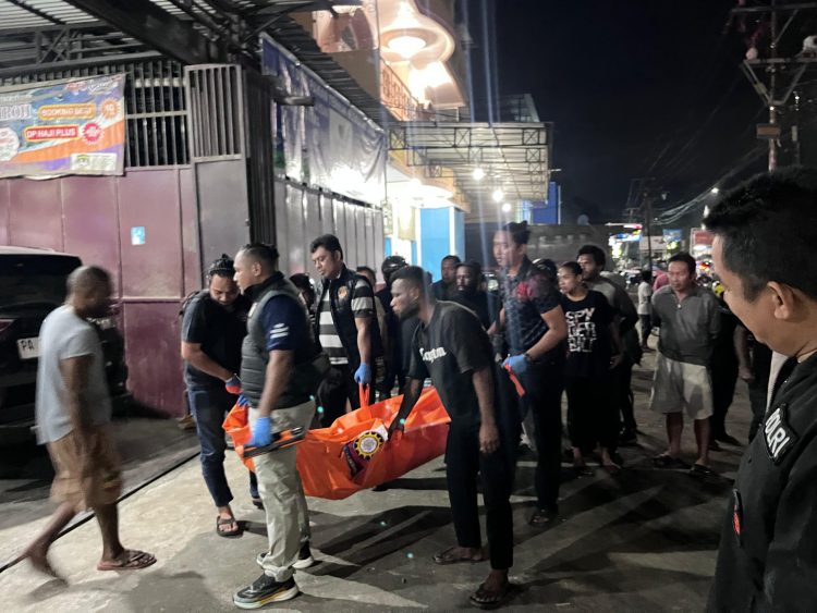 Polisi Evakuasi Jenazah Pria di Depan Toko. (Foto: Istimewa)