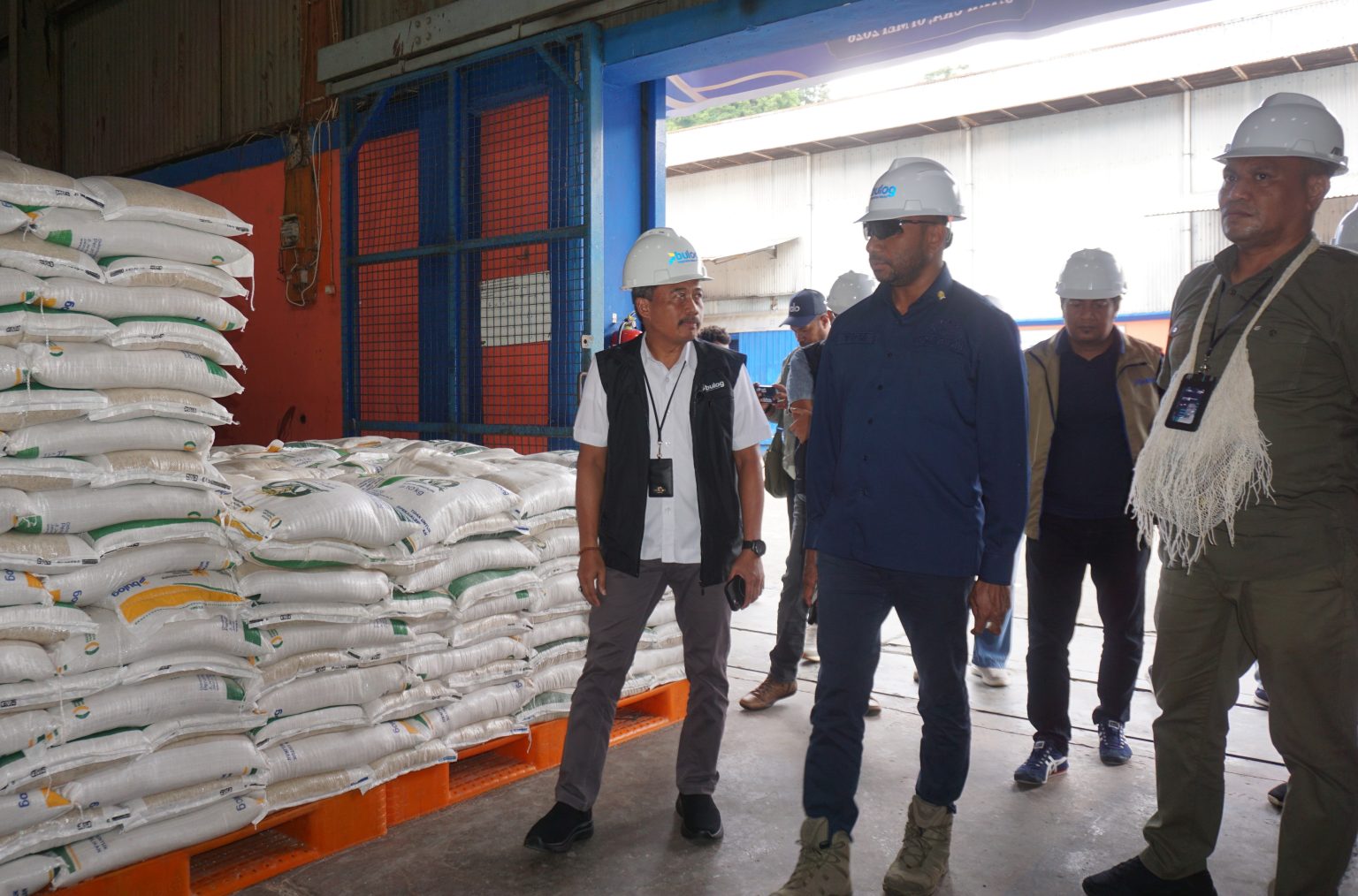 Anggota DPR RI Komisi XIII, Yan P. Mandenas saat berkunjung di Gudang Bulog disambut langsung Pemimpin Perum Bulog Kanwil Papua, Ahmad Mustari. (Foto: Darul Muttaqin)