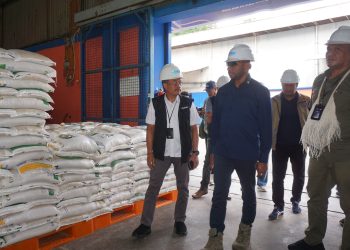 Anggota DPR RI Yan Mandenas Tinjau Gudang Bulog Papua, Soroti Distribusi dan Juknis Daerah 3T