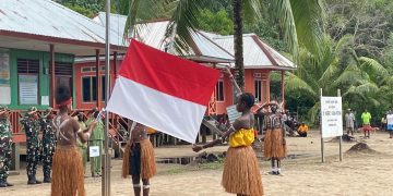 Antusiasme Tinggi Warnai Upacara Hardiknas di SD Naena Kekwa Bersama Satgas TMMD Kodim 1710/Mimika