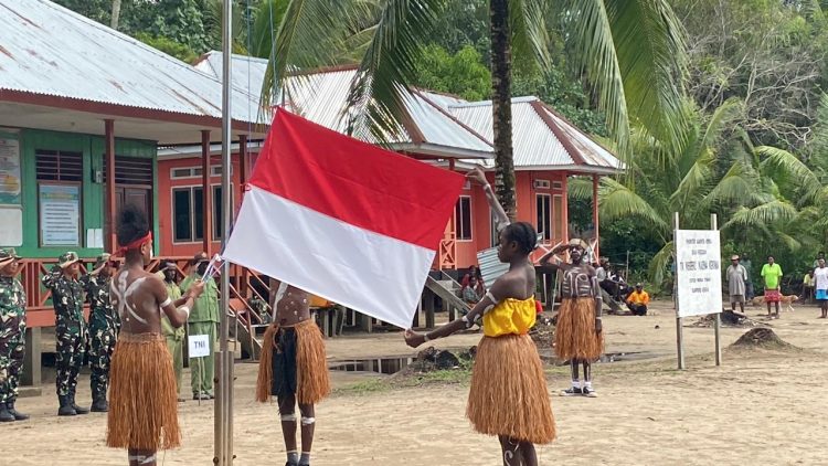 Upacara peringatan Hari Pendidikan Nasional (Hardiknas) yang digelar di Lapangan SD Naena Kekwa. (Foto: Istimewa)