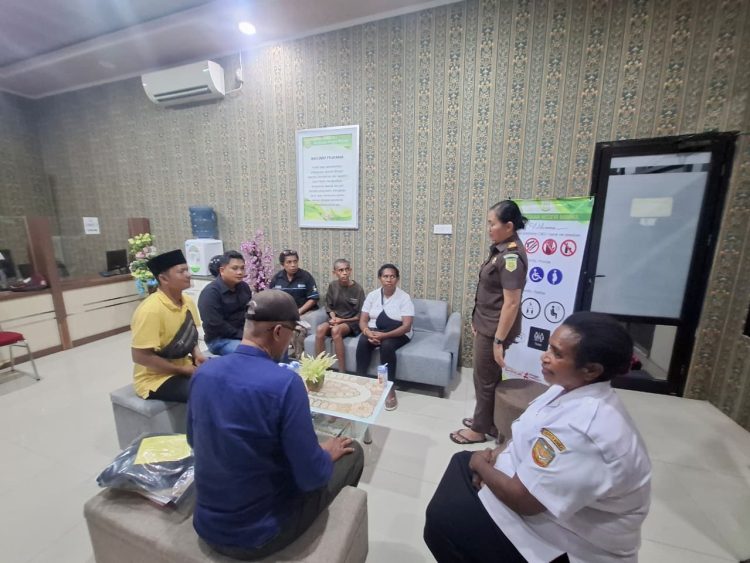 Penyerahan Tersangka HBFW alias Nando (16) bersama barang bukti ke Kejari Timika. (Foto: Istimewa)