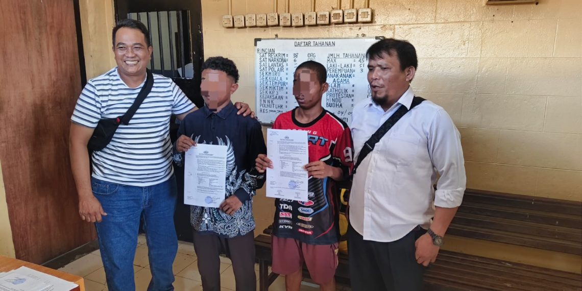 Penyerahan kedua Tersangka dan barang bukti ke Kejari Timika. (Foto: Istimewa)