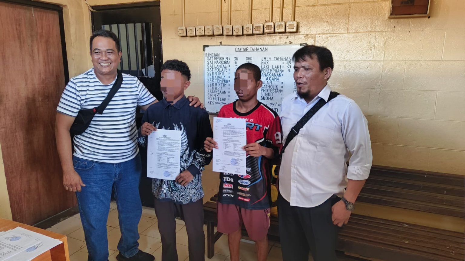 Penyerahan kedua Tersangka dan barang bukti ke Kejari Timika. (Foto: Istimewa)