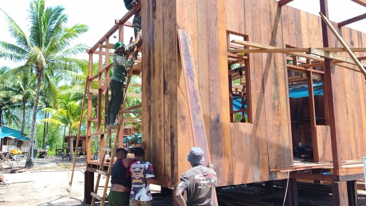 Pekerjaan pemasangan dinding rumah milik Niko Makare. (Foto: Istimewa)