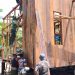 Satgas TMMD dan Warga Kebut Pemasangan Dinding Rumah Niko Makare