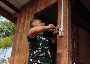Satgas TMMD Pasang Instalasi Listrik pada MCK Umum Demi Kenyamanan Warga Keakwa
