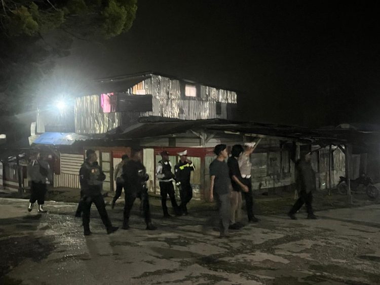 Patroli Jalan Kaki Malam Hari, Polres Tolikara Hadirkan Rasa Aman di Karubaga. (Foto: Istimewa)