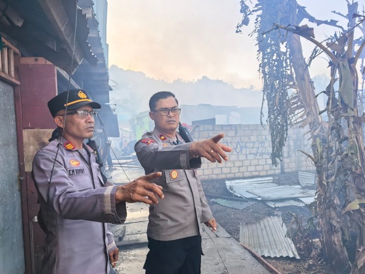 Kepolisian saat melakukan pengamanan dan membantu proses penanganan kebakaran. (Foto: Istimewa)