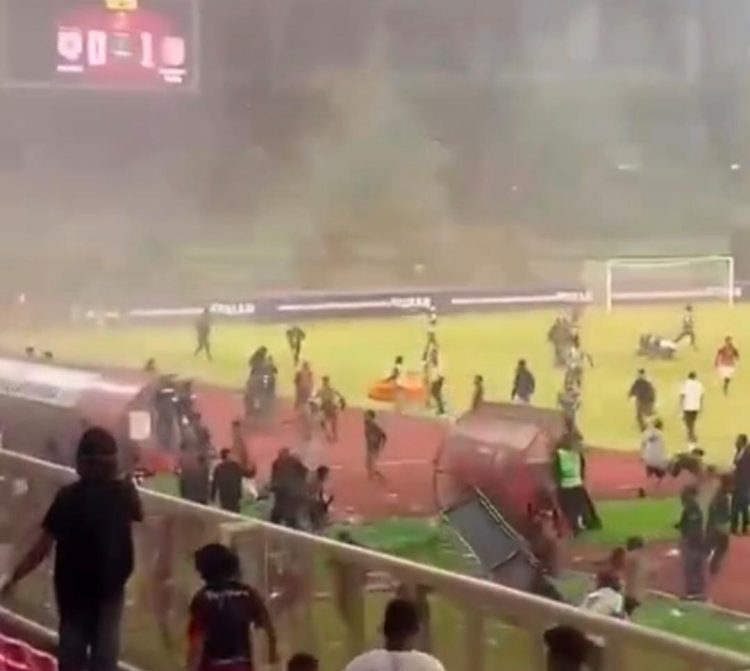 Kericuhan Pecah di Stadion Lukas Enembe Setelah Persipura Kalah Tipis dari Adhyaksa FC. (Foto: Cornelia Mudumi)