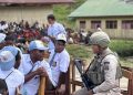 Patroli Humanis Satgas Damai Cartenz Warnai Perpisahan Siswa di Distrik Sinak